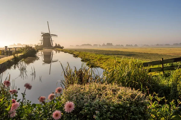 Leidschendam, Güney Hollanda, Hollanda Yeldeğirmeni gün batımı görünümü