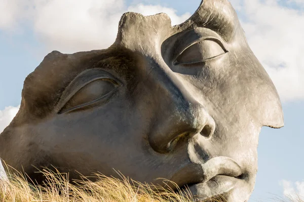 Sculptuur Licht Van Maan Terras Buurt Van Beelden Aan Zee — Stockfoto