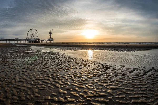 Hermosa Puesta Sol Playa Scheveningen Los Países Bajos Con Famoso —  Fotos de Stock