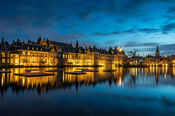 Lahey (Den Haag) Hohvijfer kanalı, Hollanda - Hollandalı Parlamento Binaları Binnenhof Sarayı. Gece vew, mavi saat