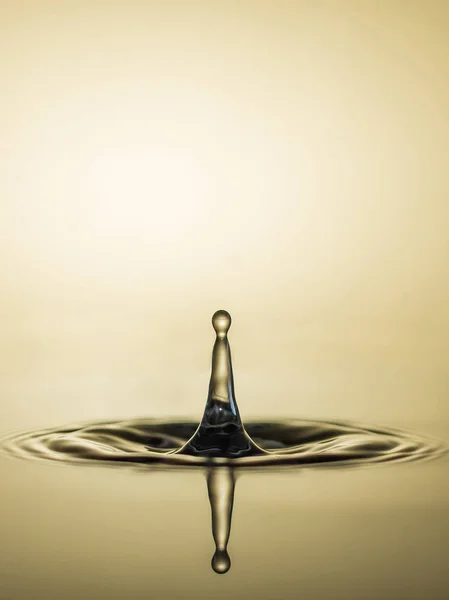 Vista Próxima Gota Água Caindo Superfície Água — Fotografia de Stock