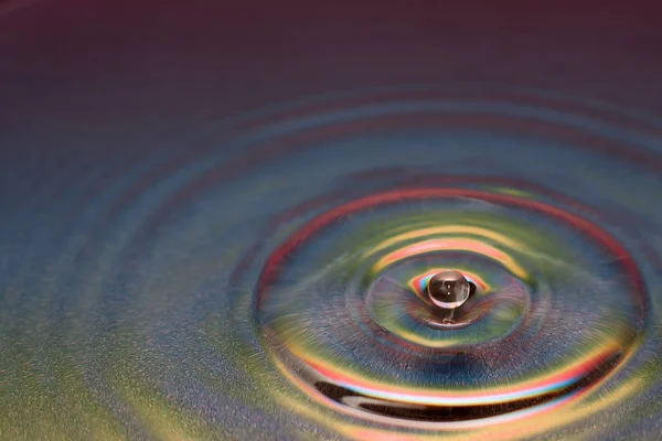 Vista Próxima Gota Água Caindo Superfície Água — Fotografia de Stock