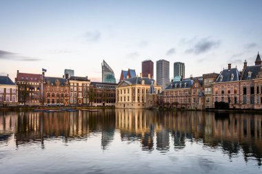 Lahey (Den Haag) Hohvijfer kanalı, Hollanda - Hollandalı Parlamento Binaları Binnenhof sarayda... Doğal görünümü gölet Hofvijver Lahey, Hollanda