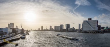 Rotterdam, Hollanda, Rotterdam manzarası liman ile Panorama görünümünü. Önemli bir lojistik ve ekonomik Merkez, Rotterdam Avrupa'nın en büyük limanıdır 