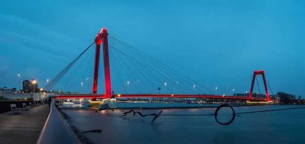 Мост Виллемсбруг Ночью Роттердаме Нидерланды Протекает Через Реку Ньиве Маас — стоковое фото