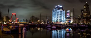 2019 Şubat, Rotterdam şehir, liman, tarihi gemi Oude Haven en eski parçası bahçesinde dock, eski gemi, Haringvliet ve Willemsbrug Köprüsü yaz, Hollanda alacakaranlıkta. Panoramik görünüm