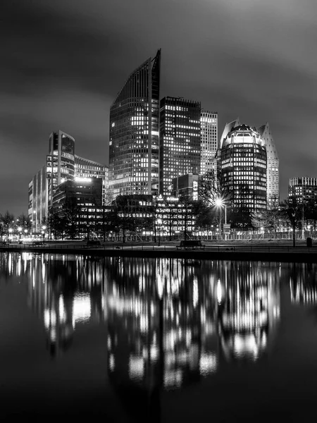 Март 2019 Skyline Hague Den Haag Black White Небоскрёбы Ночью — стоковое фото