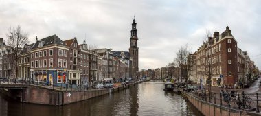 Amsterdam Ocak 2019. Amsterdam, Hollanda'da kanalın Panorama vew nehir Amstel dönüm noktası eski Avrupa kenti evler