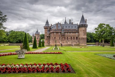 Anıtsal Castle De Haar, Hollanda, kuleleri, surları, kanallar ve asma köprüler ile bir ortaçağ kale görünümü