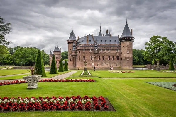 Anıtsal Castle De Haar, Hollanda, kuleleri, surları, kanallar ve asma köprüler ile bir ortaçağ kale görünümü