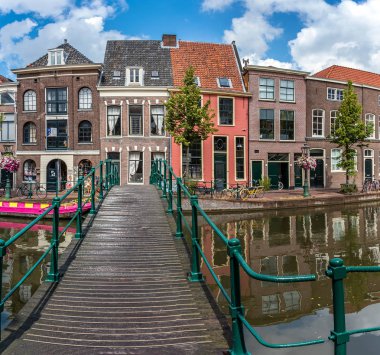 Rapenburg kanal kıyısı üzerindeki tarihi evlerde köprüden görünümü, Leiden, il güney Hollanda, Hollanda