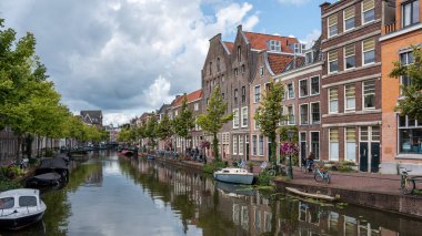 Rapenburg kanal kıyısında tarihi evler, Leiden, Güney Hollanda eyaleti, Hollanda 