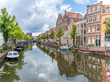Rapenburg kanal kıyısında tarihi evler, Leiden, Güney Hollanda eyaleti, Hollanda 