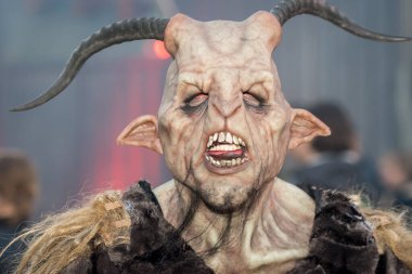 Biddinghuizen, Flevoland, Hollanda - 8 Ekim 2017 Eğlence Parkı Walibi 'nde Cadılar Bayramı korku gecesi teması 