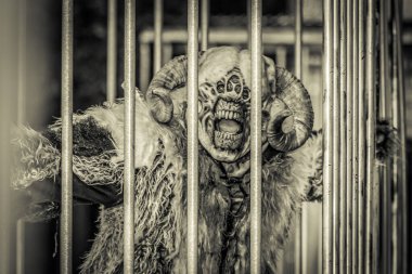 Biddinghuizen, Flevoland, Hollanda - 8 Ekim 2017 Eğlence Parkı Walibi 'nde Cadılar Bayramı korku gecesi teması.