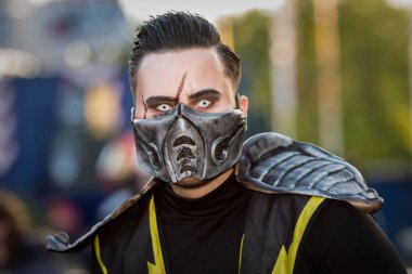 Biddinghuizen, Flevoland / Hollanda - 8 Ekim 2017 'de Eğlence Parkı Walibi' nde Cadılar Bayramı korku gecesi teması