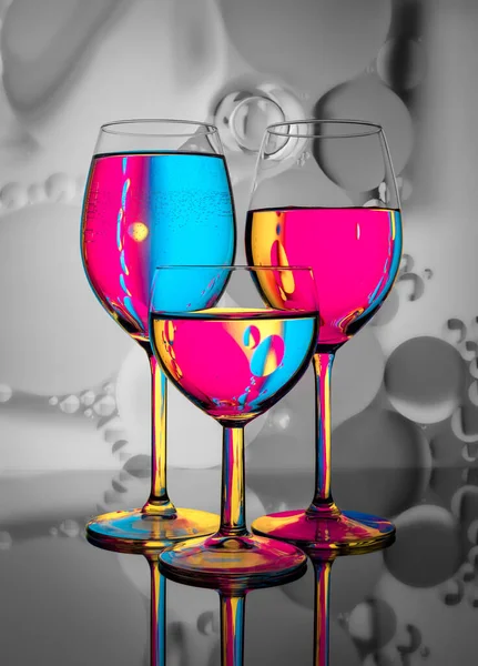 Πολύχρωμα Ποτήρια Κρασιού Μαύρο Και Άσπρο Φόντο — Φωτογραφία Αρχείου