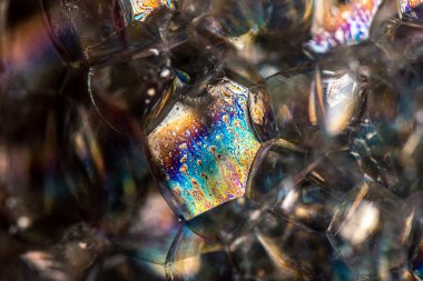 Siyah arkaplanda sabun köpüklerinin yakın plan görüntüsü