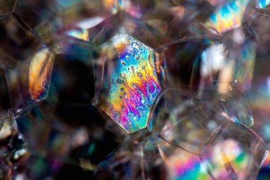 Siyah arkaplanda sabun köpüklerinin yakın plan görüntüsü