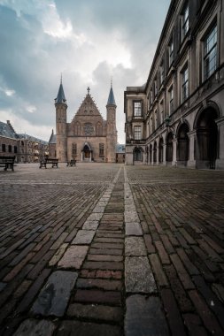 Lahey, Hollanda - Haziran 2020: Knight 's Hall, Binnenhof. Binnenhof denilen Hollanda Kontlarının eski kalesinin 13. yüzyıl iç meydanının ana binasıdır. 