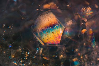 Siyah arkaplanda bir sabun köpüğünün yakın plan görüntüsü