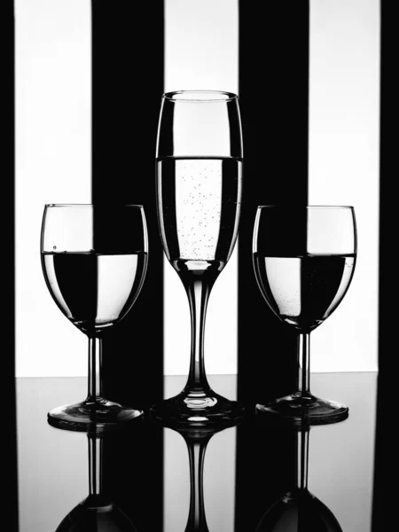 Γυαλιά Κρασιού Μαύρο Και Άσπρο Φόντο — Φωτογραφία Αρχείου