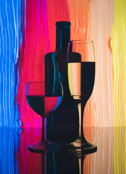 Φιάλη Και Δύο Ποτήρια Κρασιού Νερό Στο Τραπέζι Αφηρημένο Φόντο — Φωτογραφία Αρχείου