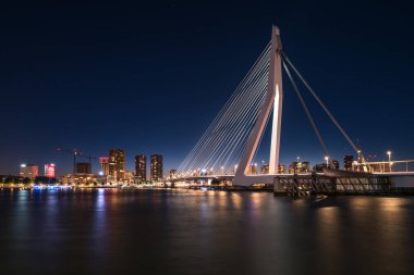 Erasmus Köprüsü olan Rotterdam şehri (mavi saat)