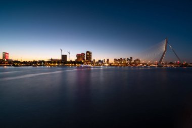 Erasmus Köprüsü olan Rotterdam şehri (mavi saat)