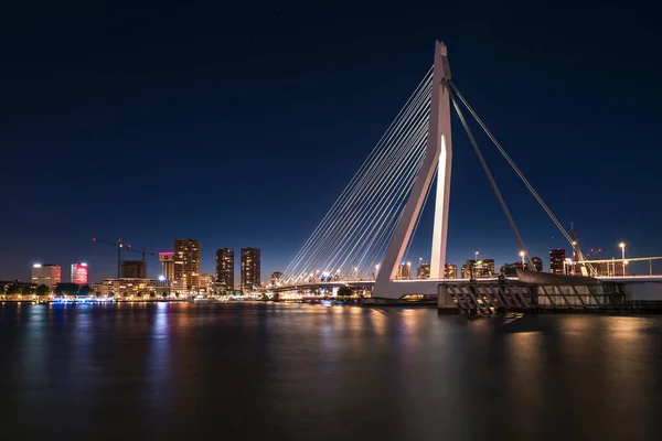 Roterdão Cidade Com Ponte Erasmus Hora Azul — Fotografia de Stock