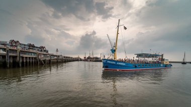 Ağustos 2020, Hollanda 'nın Harlingen limanında gemi turu (Friesland)