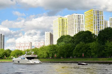 Yelkenli kanal üzerinden yelken