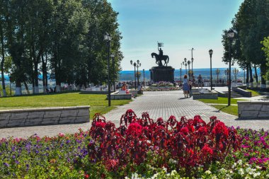 Vladimir şehrinin Puşkin meydanında Prens Vladimir 'in at sırtındaki anıtı.