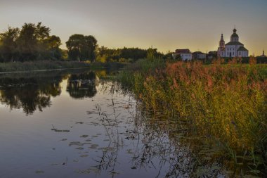 Suzdal şehrindeki eski kilise ve nehir.