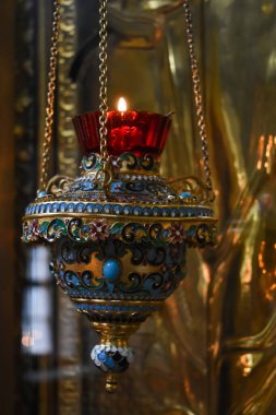Ortodoks kilisesinde yanan mumlu ikon lambası