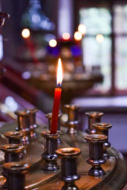 Ortodoks Kilisesinde Kırmızı Yanan Mum