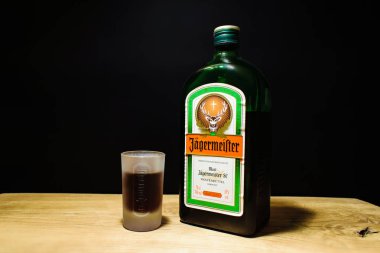 Şişe Jagermeister likör siyah arka plan üzerine.