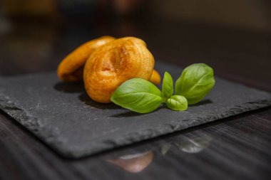 Fesleğenli kırmızı çam mantarı