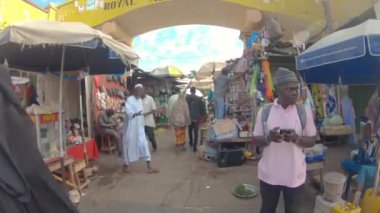 Meşgul kalabalık renkli Afrika Kraliyet Albert Market Banjul, Gambia Ocak 2019