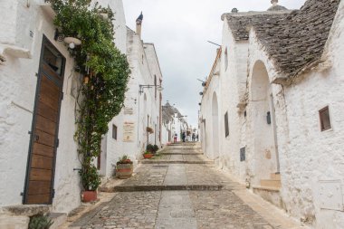 İnsansız popüler turistik yollar, boş Alberobello caddeleri, trulli cepheleri