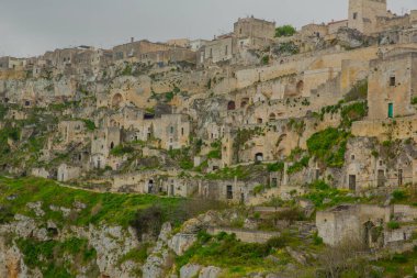 Uçurumdaki Matera antik kasabası, mağaralardaki evler, panorama