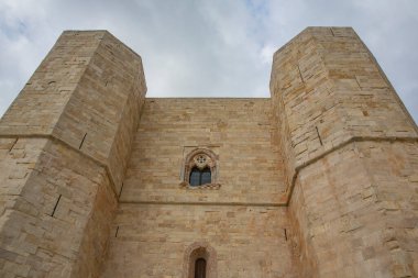 Kalenin koruma detaylarını kapatın. Duvarlarda ve kulelerde alçak açı görünümü