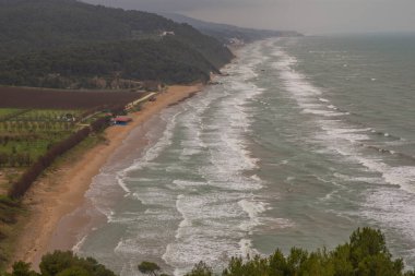 Fırtınalı bir günde güzel boş bir sahil, Gargano İtalya. Hava manzarası