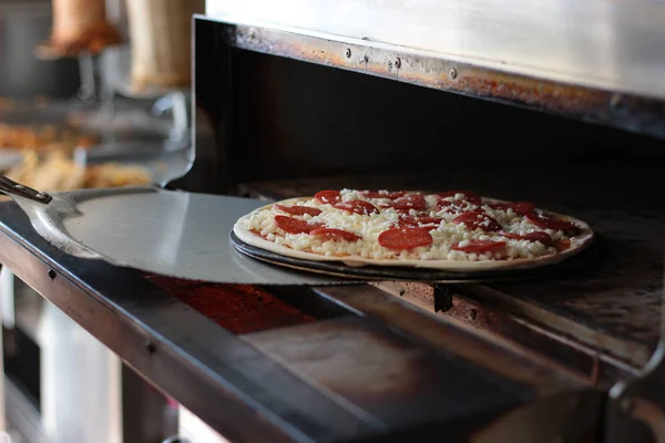Hausgemachte Pfefferoni-Pizza in Scheiben geschnitten Stockbild