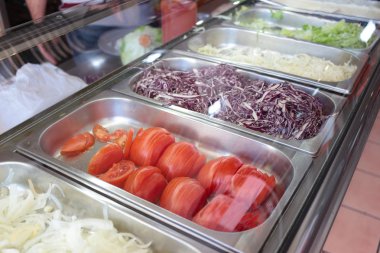 Domates, marul ile karşı salatalar