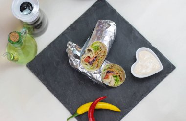 Masa üzerinde Türk kebap ürünü