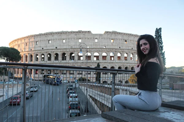 Cestování po Itálii-mladá žena turistka na Coliseum v Římě. — Stock fotografie