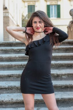 Sıkı siyah elbise genç kadın