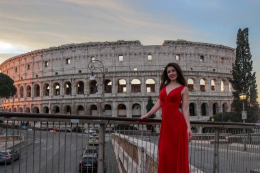 Colosseum önünde kırmızı elbise güzel genç kız, Roma, ITAL