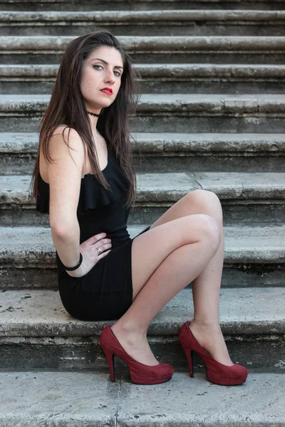タイトな黒のドレスで若い女性 — ストック写真